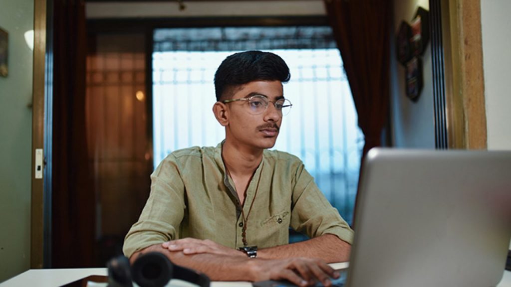 Keuntungan & Kerugian Pada Pendidikan Online di India