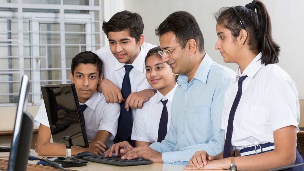 Pro & Kontra Teknologi Dalam Pendidikan India 